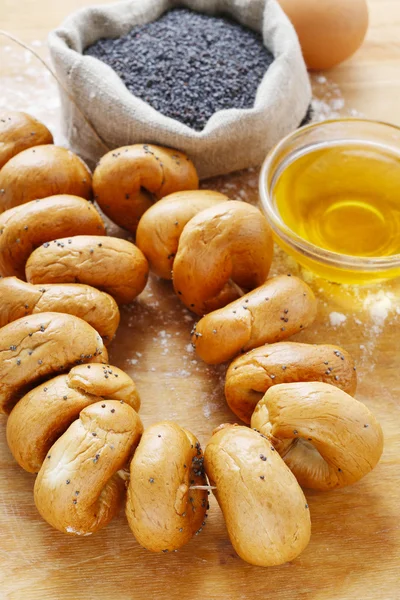 Traditionella bagels med vallmofrö — Stockfoto
