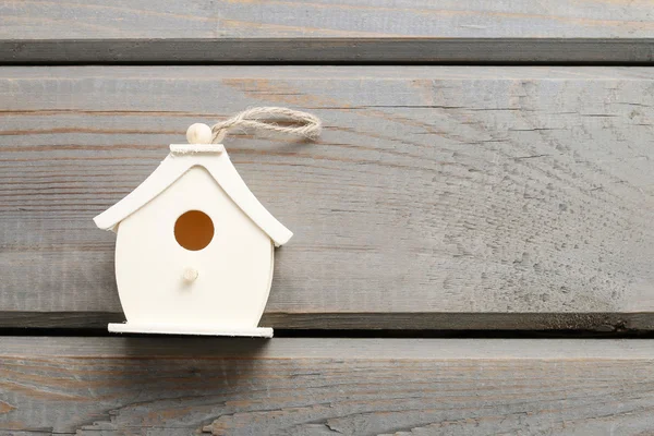 Pequeña casa sobre fondo de madera — Foto de Stock