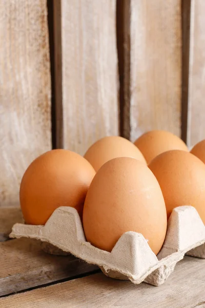 Grupo de huevos frescos en bandeja de papel — Foto de Stock
