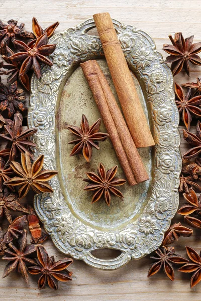 Anise seeds and cinnamon sticks — Stock Photo, Image