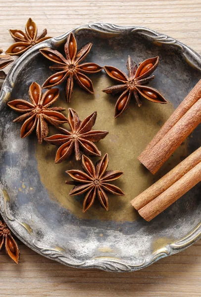 Anise seeds and cinnamon sticks — Stock Photo, Image