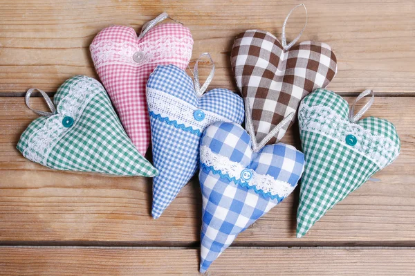 Corazones sobre fondo de madera — Foto de Stock