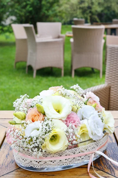 Florale decoratie met anjer en eustoma bloemen — Stockfoto