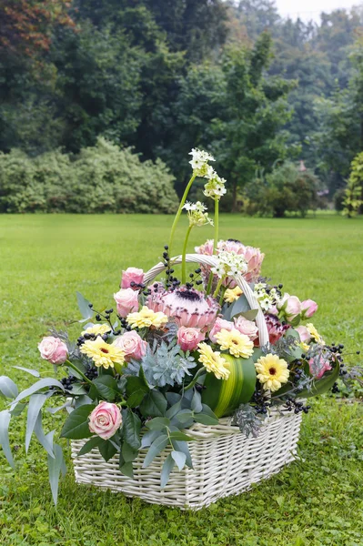 Panier avec gerbera et fleurs roses — Photo