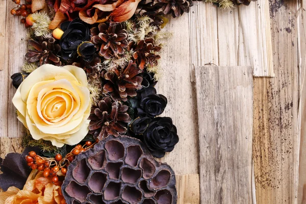 Tło kondolencje, sztuczne kwiaty i rośliny jesienią — Zdjęcie stockowe