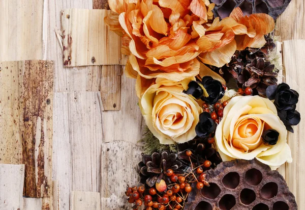 Condolências fundo, flores artificiais e plantas de outono — Fotografia de Stock