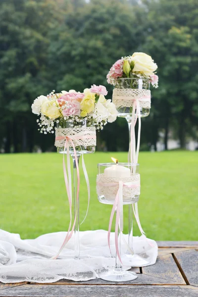 Свадебное украшение гвоздиками и цветами эустомы — стоковое фото