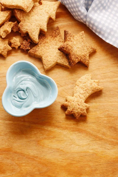 निळा आणि पांढरा आइसिंगसह जिंगरब्रेड कुकीज सजवणे . — स्टॉक फोटो, इमेज