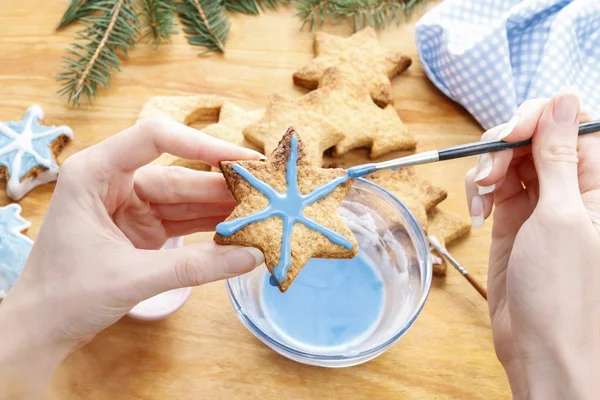 Díszítő mézeskalács cookie-kat a kék-fehér hab. — Stock Fotó