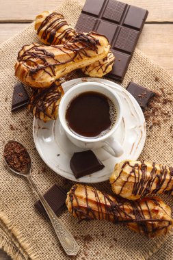 Kahve, çikolata ve eklerleri çubuğunda fincan