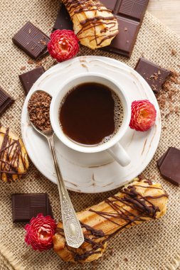 Kahve, çikolata ve eklerleri çubuğunda fincan