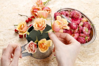 Nasıl vintage sulama bidonunda çiçek düzenleme yapmak