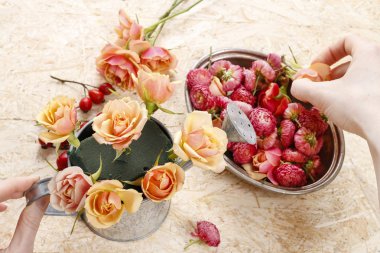 Nasıl vintage sulama bidonunda çiçek düzenleme yapmak