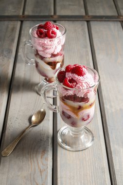 Ahududu katman tatlı