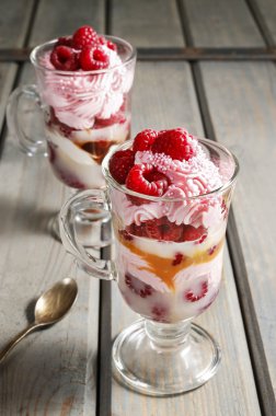 Ahududu katman tatlı