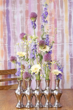 Nasıl gümüş vazoda çiçek düzenleme yapmak