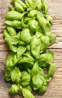 Ahşap arka planda fesleğen yaprakları