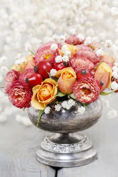 Bouquet di rose e crisantemi in vaso d'argento vintage — Foto Stock