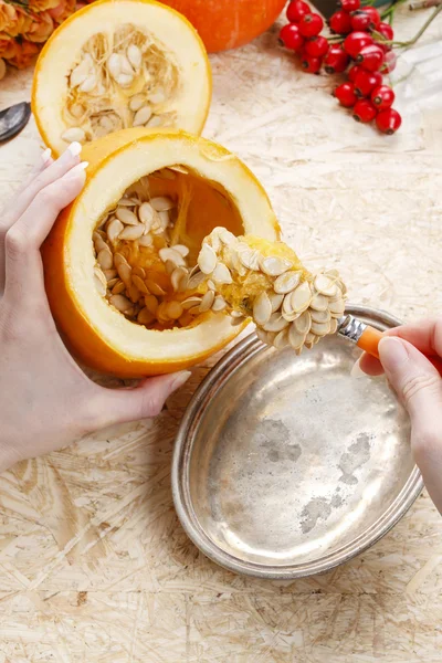 How to make a Thanksgiving centerpiece - step by step — Stock Photo, Image