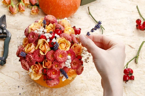 How to make a Thanksgiving centerpiece - step by step — Stock Photo, Image