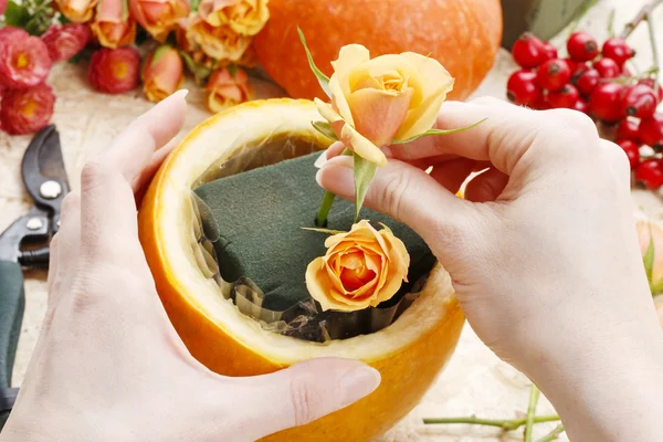 How to make a Thanksgiving centerpiece - step by step — Stock Photo, Image