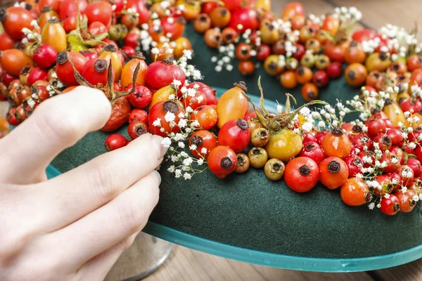 Florist at work: steps of making door wreath — Stock Photo, Image