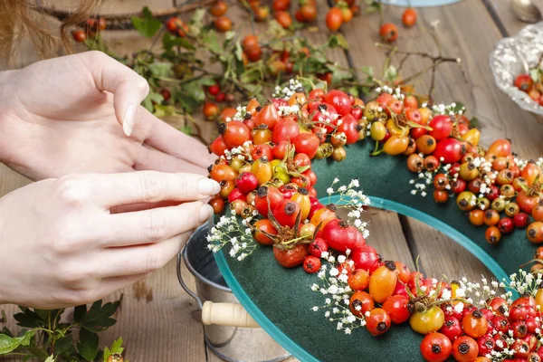 Florist at work: steps of making door wreath — Stock Photo, Image