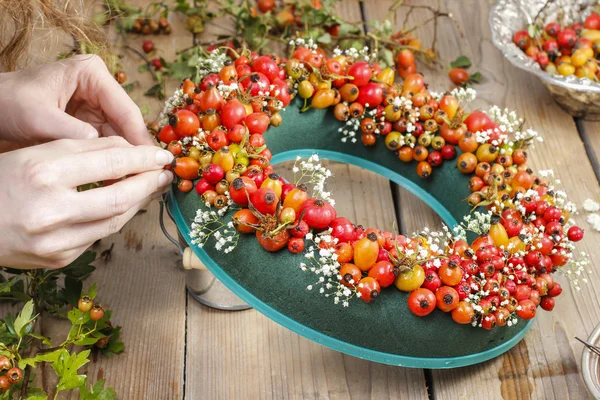 Florist at work: steps of making door wreath — Stock Photo, Image