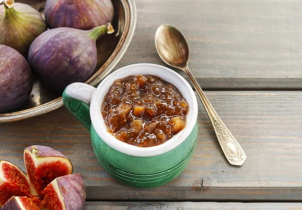 Jug of fig jam and bowl of fresh figs — Stock Photo, Image