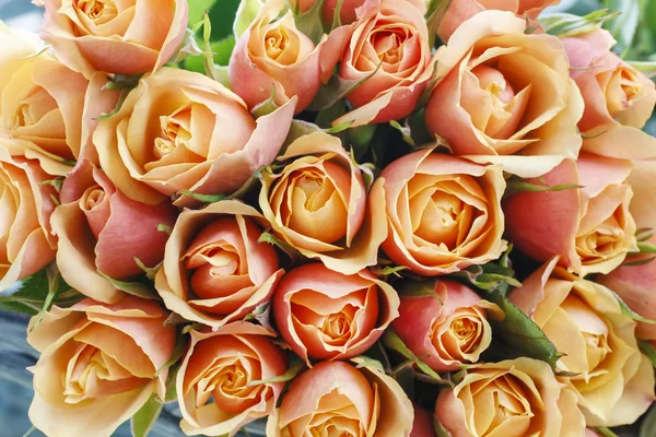 Букет з пастельних троянд в бірюзовому плетеному кошику — стокове фото
