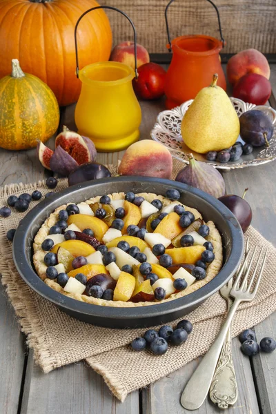 Torte mit Pfirsich, Kürbis, Pflaume, Birne und Blaubeere — Stockfoto