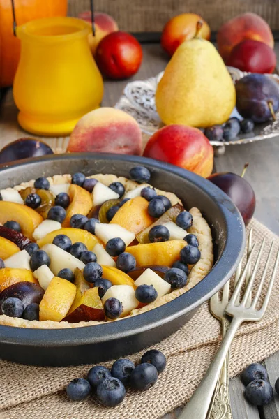 Tårta med persika, pumpa, plommon, päron och blåbär — Stockfoto