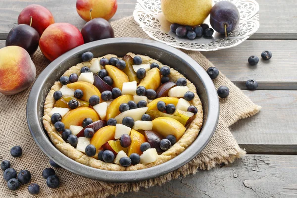 Torte mit Pfirsich, Kürbis, Pflaume, Birne und Blaubeere — Stockfoto