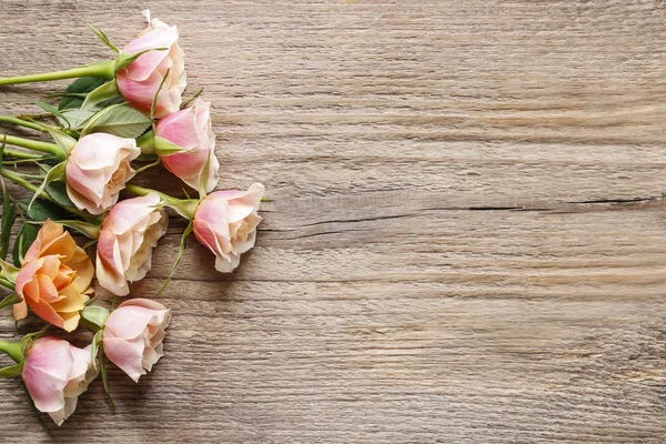 Pastel pink roses on wooden background — Stock Photo, Image