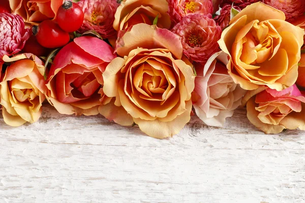 Rosas rosadas pastel sobre fondo de madera — Foto de Stock