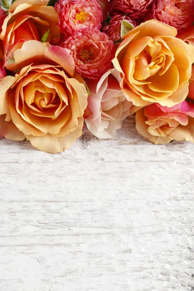 Pastel pink roses on wooden background — Stock Photo, Image