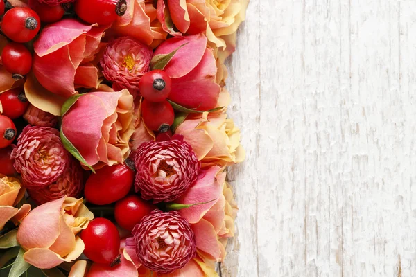 Pastel rosa rosas sobre fundo de madeira — Fotografia de Stock