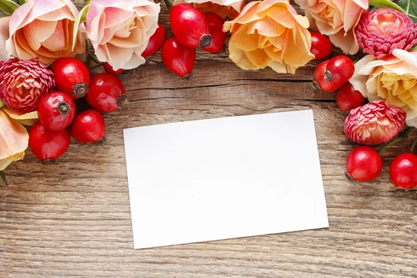 Rosas sobre fondo de madera — Foto de Stock