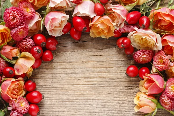 Roses on wooden background — Stock Photo, Image