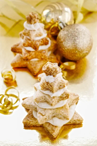 Gingerbread christmas trees. Beautiful xmas dessert — Stock Photo, Image