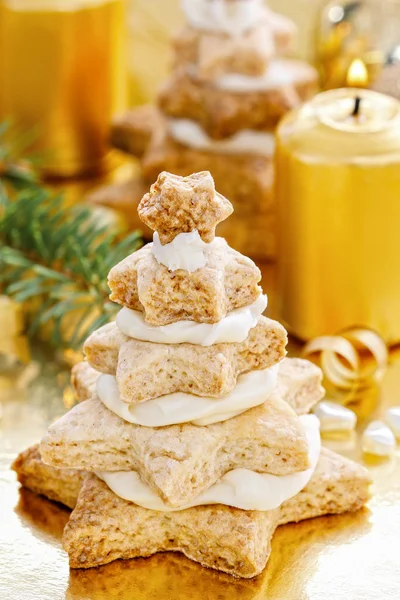 Gingerbread christmas trees. Beautiful xmas dessert — Stock Photo, Image