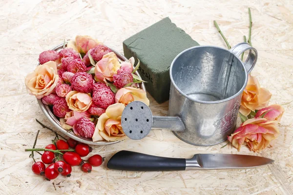 How to make floral arrangement in vintage watering can — Stock Photo, Image