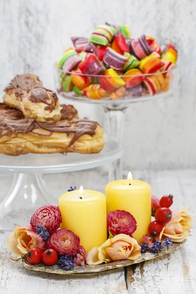 Cenário de mesa de festa de aniversário: comida e decorações florais — Fotografia de Stock