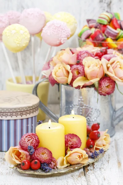 День рождения накрытие стола: еда и цветочные украшения — стоковое фото