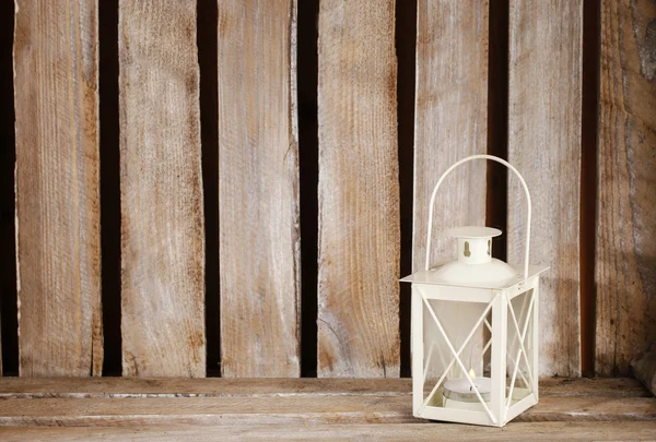 Lanterne blanche sur table en bois — Photo