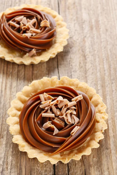 Toffee tart on wooden table — Stock Photo, Image