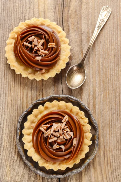 Toffee tart on wooden table — Stock Photo, Image
