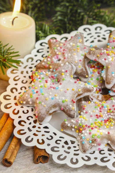 Galletas de jengibre en forma de estrella, postre de Navidad —  Fotos de Stock