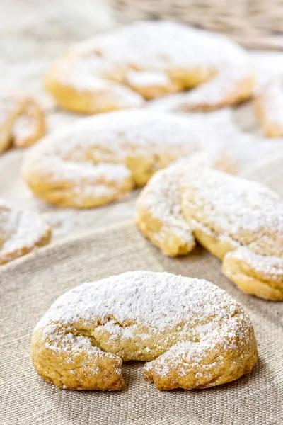 Läckra croissanter på träbord — Stockfoto