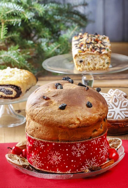 Panettone - gâteau de Noël italien traditionnel — Photo